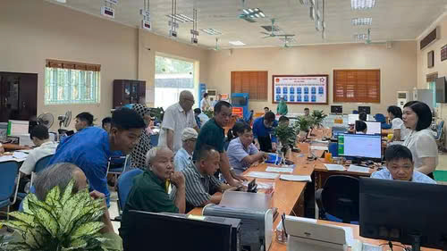 Các tình nguyện viên trực tiếp hỗ trợ người dân tại Trung tâm phục vụ hành chính công và Bộ phận Một cửa các xã, phường mới.