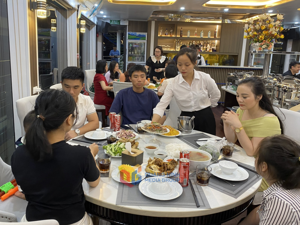 Dịch vụ trên tàu tham quan Vịnh Hạ Long ngày càng được nâng cấp.