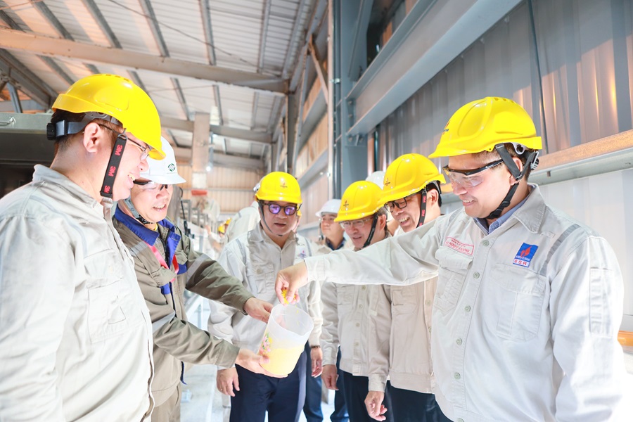 Ban lãnh đạo BSR kiểm tra chất lượng sản phẩm lưu huỳnh hạt tại xưởng sản xuất
