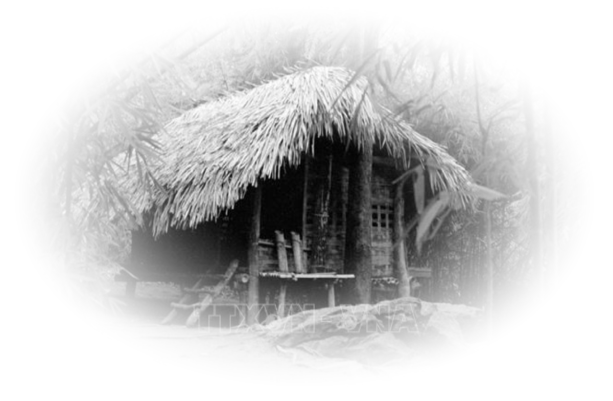 Lán Nà Nưa (Tuyên Quang) - nơi Bác Hồ làm việc trong những ngày ở chiến khu Việt Bắc. Nhiều văn kiện, chỉ thị, các chủ trương kế hoạch được Bác khởi thảo từ căn lán này. Tại đây, Bác Hồ đã triệu tập hội nghị cán bộ ngày 4-6-1945, quyết định thống nhất chiến khu thành Khu giải phóng Việt Bắc, đặt dưới sự lãnh đạo của Ủy ban chỉ huy lâm thời và thống nhất các lực lượng vũ trang thành Quân giải phóng.