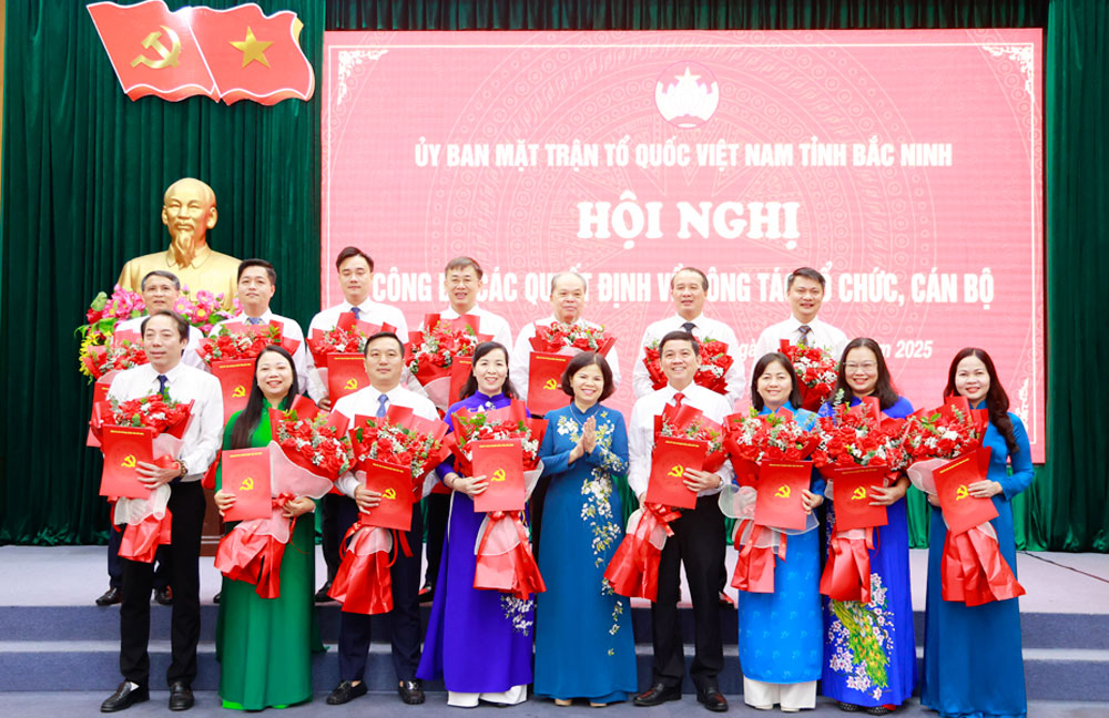 Ủy ban MTTQ tỉnh Bắc Ninh công bố các quyết định về công tác cán bộ