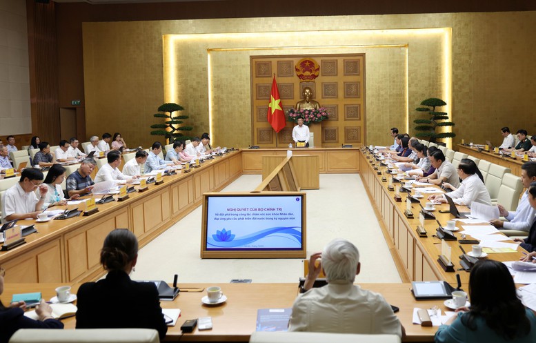 Phó Thủ tướng Lê Thành Long chủ trì cuộc họp về dự thảo Nghị quyết của Bộ Chính trị về đột phá trong công tác chăm sóc sức khỏe nhân dân, đáp ứng yêu cầu phát triển đất nước trong kỷ nguyên mới - Ảnh: VGP/Đức Tuân