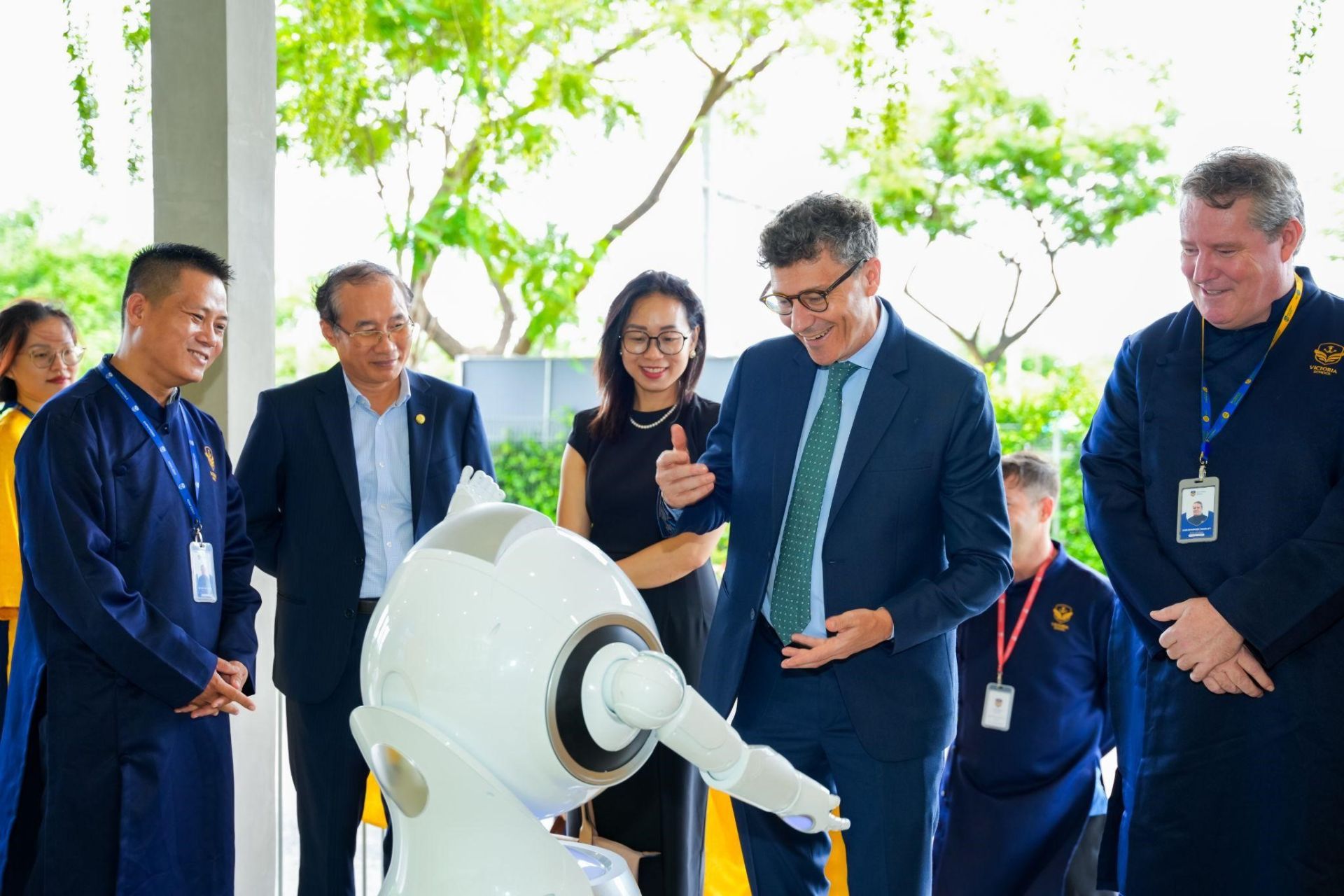 Ông Jonathan Baker  - Trưởng Đại diện Văn phòng UNESCO tại Việt Nam trong chuyến thăm Victoria School (6/2024)