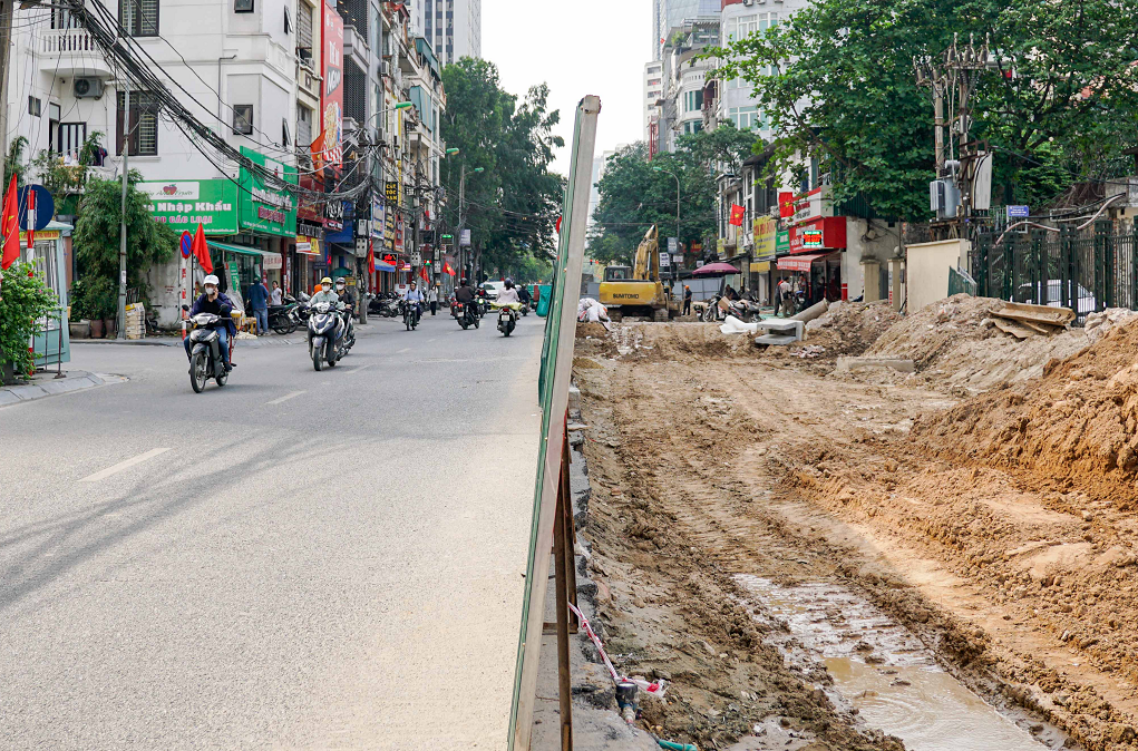 Hiện, nhà thầu vẫn phải chấp nhận mua vật liệu với giá cao để đảm bảo tiến độ công trình.