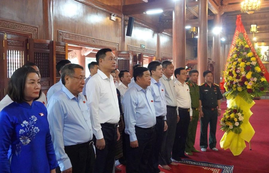 Phó Thủ tướng Nguyễn Chí Dũng viếng Đền thờ Bác Hồ và các Anh hùng liệt sĩ tại Quảng Trị