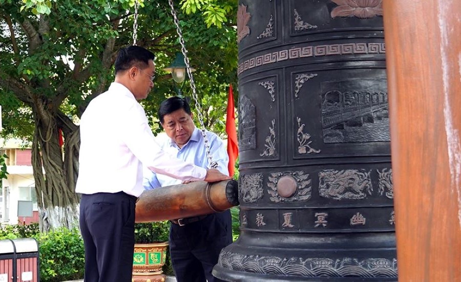 Phó Thủ tướng Chính phủ Nguyễn Chí Dũng và Bí thư Tỉnh ủy Quảng Trị Lê Ngọc Quang thỉnh chuông tưởng nhớ Chủ tịch Hồ Chí Minh và các Anh hùng liệt sĩ. Phó Thủ tướng Chính phủ Nguyễn Chí Dũng và Bí thư Tỉnh ủy Quảng Trị Lê Ngọc Quang thỉnh chuông tưởng nhớ Chủ tịch Hồ Chí Minh và các Anh hùng liệt sĩ.
