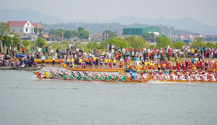 Lễ hội đua thuyền trên sông Gianh.