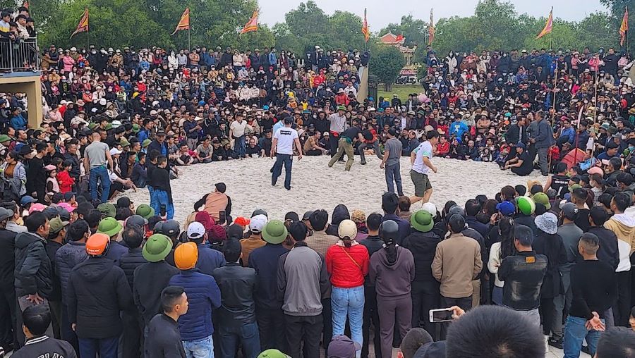 Hội vật - một phần không thể thiếu của lễ hội khai hạ làng Tượng Sơn.