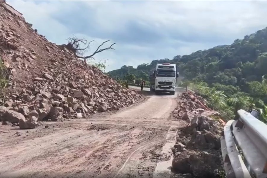 Thông xe một làn lên cửa khẩu La Lay sau vụ sạt lở đất