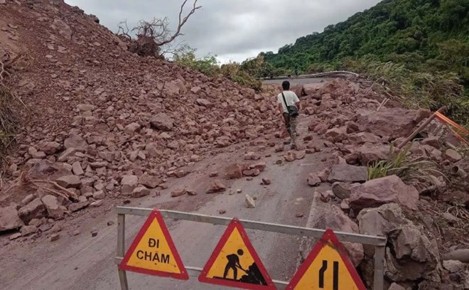 Đất đá sạt lở tràn xuống Quốc lộ 15D, đường lên cửa khẩu quốc tế La Lay tê liệt