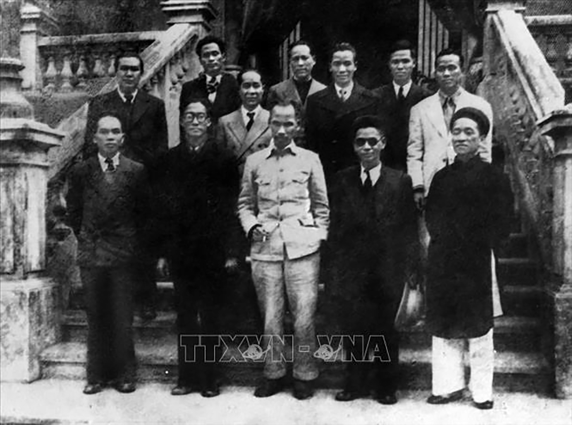 Chủ tịch Hồ Chí Minh và các thành viên Hội đồng Chính phủ lâm thời nước Việt Nam Dân chủ Cộng hoà ra mắt sau phiên họp đầu tiên, sáng 3-9-1945. Tại phiên họp này, Chủ tịch Hồ Chí Minh đã đặt vấn đề về sự cần thiết phải có một bản Hiến pháp dân chủ cho nước Việt Nam.