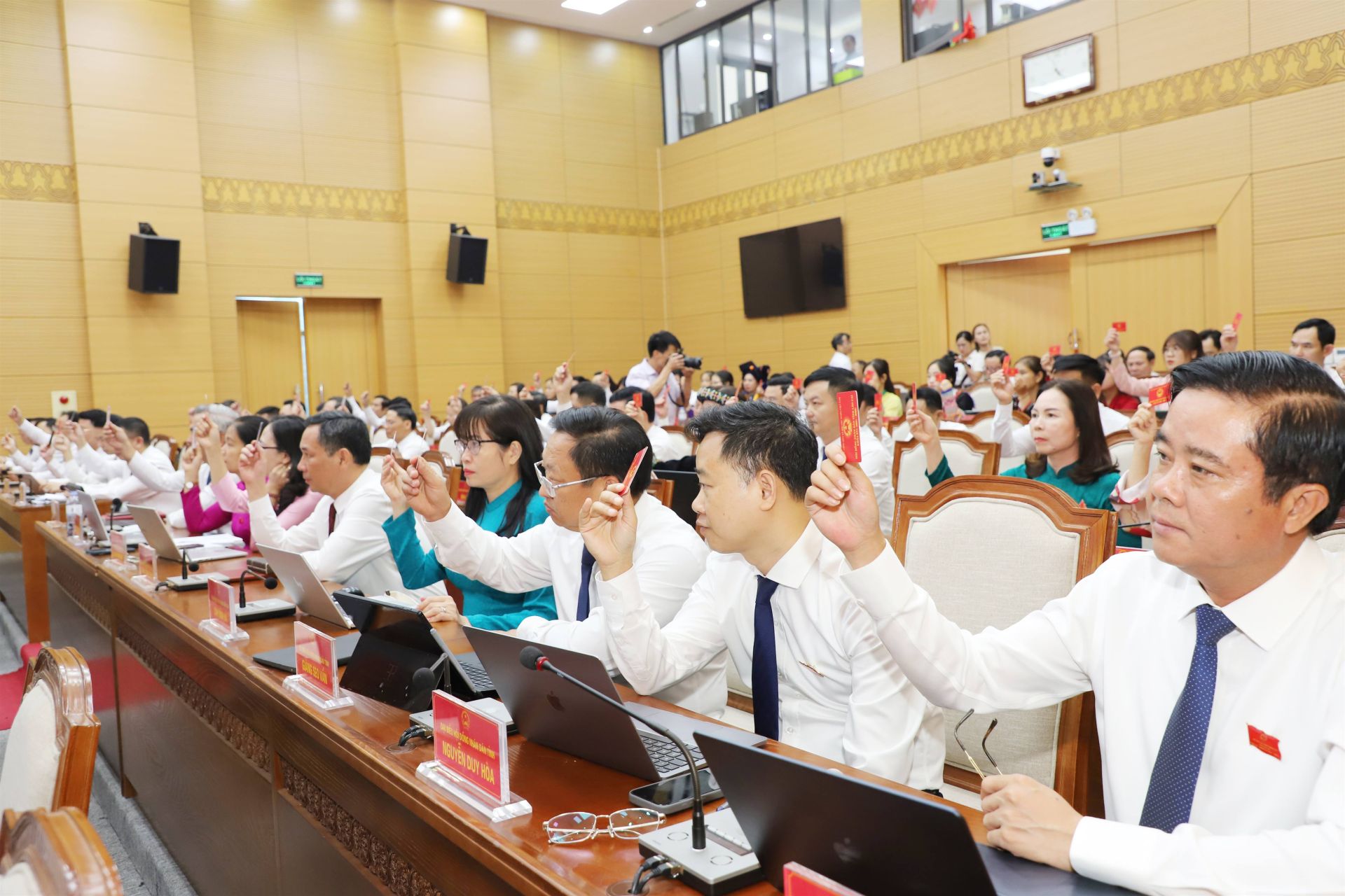 Các đại biểu tham gia biểu quyết thông qua nghị quyết Các đại biểu tham gia biểu quyết thông qua nghị quyết