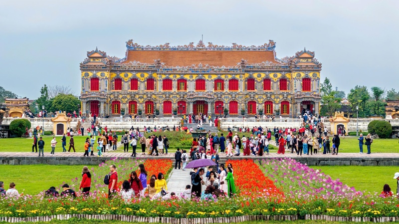 Khách du lịch tham quan Điện Kiến Trung