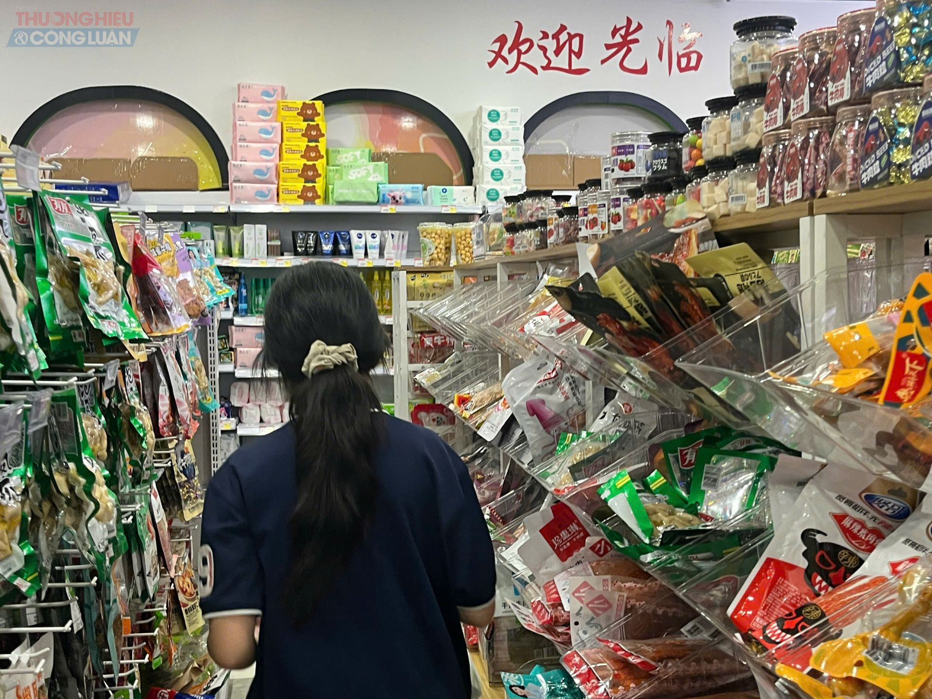 Nhiều phụ huynh lo lắng cho sức khỏe của con em mình vì bao bì không có chữ tiếng Việt