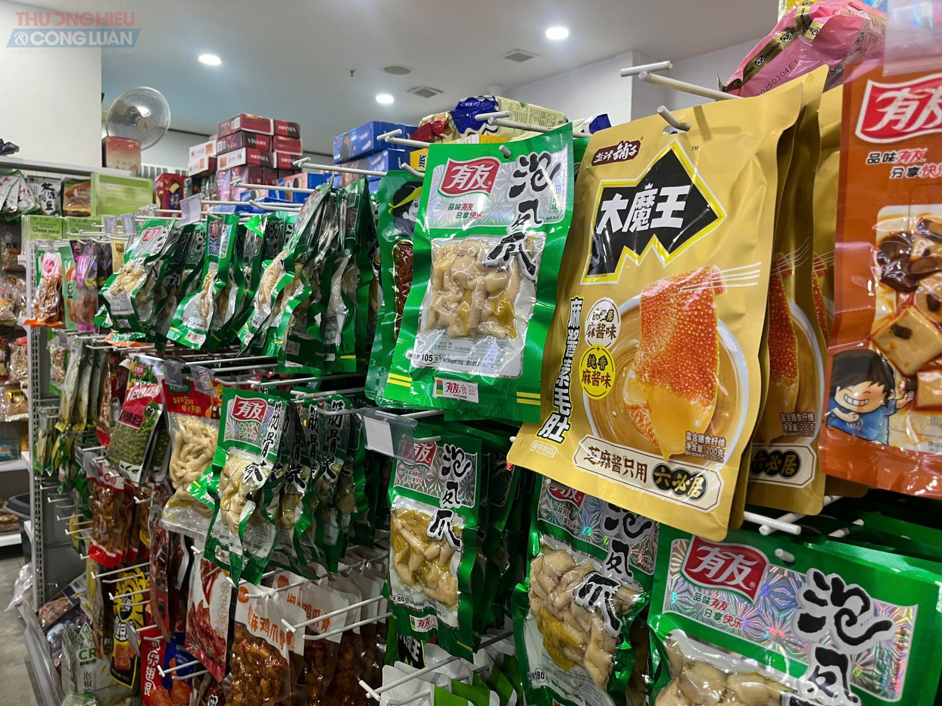 Các sản phẩm có bao bì đẹp mắt, hấp dẫn trẻ em nhưng không có nhãn, mác phụ tiếng Việt
