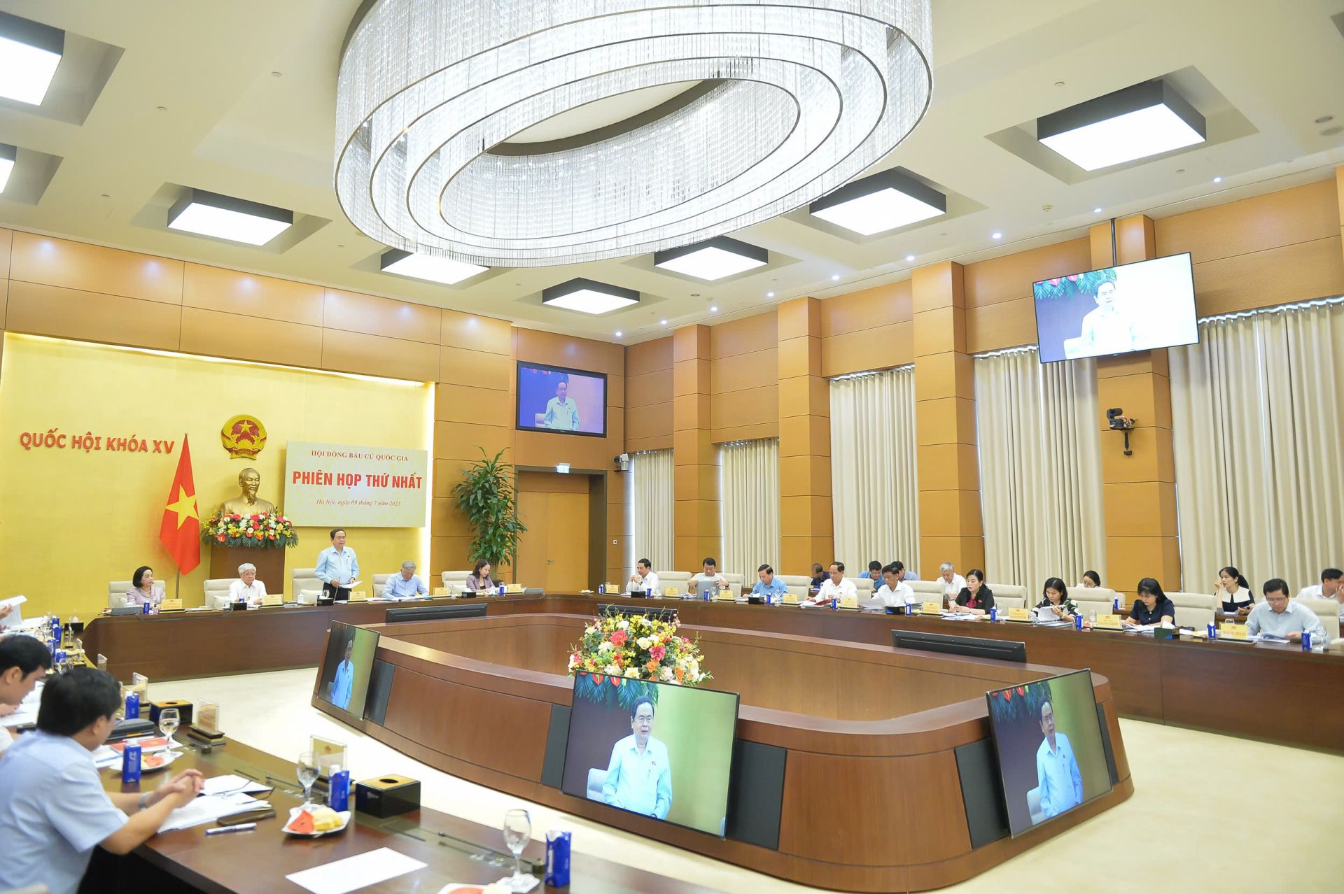 Quang cảnh phiên họp lần thứ Nhất của Hội đồng Bầu cử quốc gia