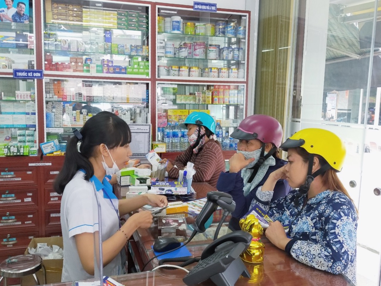 Các dược sĩ tại nhà thuốc Long Châu (Thanh Hóa) đang tư vấn thuốc cho khách hàng