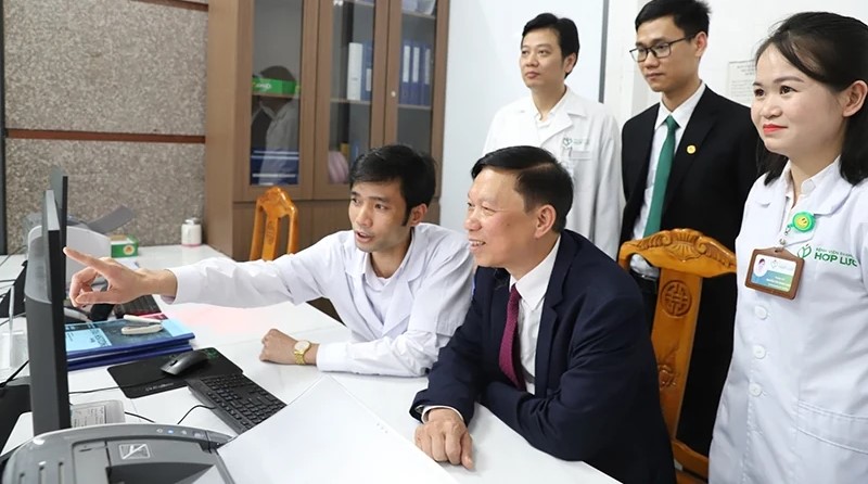 Các cơ sở y tế tăng cường triển khai sổ sức khỏe điện tử trên ứng dụng VNeID, giúp giảm thời gian tiếp nhận và nâng cao hiệu quả điều trị.