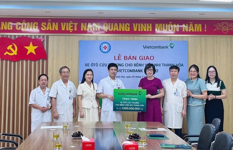 Đại diện lãnh đạo Vietcombank và Vietcombank Thanh Hóa trao tặng xe cứu thương cho Bệnh viện Nhi Thanh Hóa. Đại diện lãnh đạo Vietcombank và Vietcombank Thanh Hóa trao tặng xe cứu thương cho Bệnh viện Nhi Thanh Hóa.