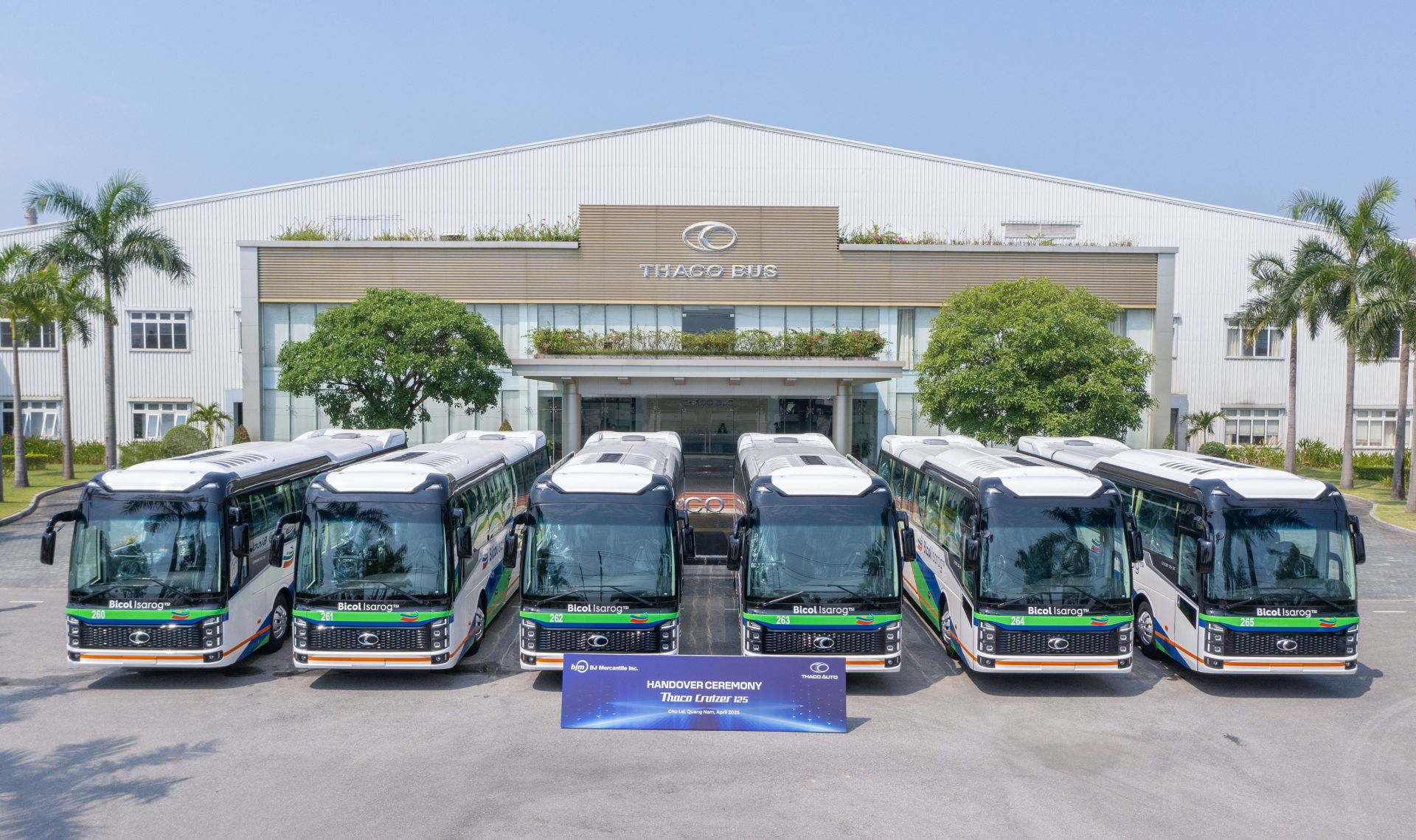 Lô xe bus ghế ngồi THACO Cruizer 125 xuất khẩu sang Philippines Lô xe bus ghế ngồi THACO Cruizer 125 xuất khẩu sang Philippines