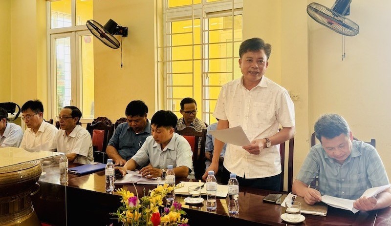 Lãnh đạo xã Hoằng Lộc báo cáo tình hình hoạt động y tế cơ sở trong mô hình tổ chức chính quyền địa phương 2 cấp.