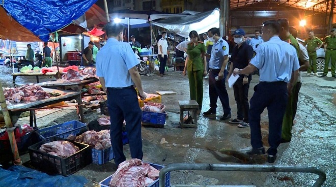 Lực lượng chức năng kiểm tra tại hàng loạt Ki ốt của các đối tượng tại chợ Phùng Khoang
