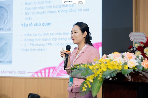 TS. BS. Bùi Thị Phương Hoa (Trưởng phòng nghiên cứu khoa học và đào tạo - Bệnh viện Nam học và Hiếm muộn Hà Nội) trình bày về các bất thường trong quá trình thụ tinh trong ống nghiệm và phương pháp phát hiện TS. BS. Bùi Thị Phương Hoa (Trưởng phòng nghiên cứu khoa học và đào tạo - Bệnh viện Nam học và Hiếm muộn Hà Nội) trình bày về các bất thường trong quá trình thụ tinh trong ống nghiệm và phương pháp phát hiện