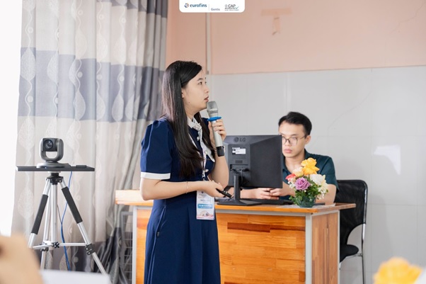 Ths. BSNT Đinh Thị Quỳnh Ngọc (Chuyên viên GENTIS) báo cáo về quá trình phát triển phần mềm phiên giải kết quả cho xét nghiệm SLSS bằng phương pháp LC - MS/MS Ths. BSNT Đinh Thị Quỳnh Ngọc (Chuyên viên GENTIS) báo cáo về quá trình phát triển phần mềm phiên giải kết quả cho xét nghiệm SLSS bằng phương pháp LC - MS/MS