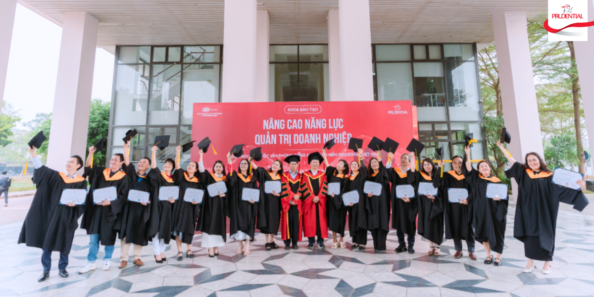 Các Giám đốc văn phòng tổng đại lý chụp hình tại lễ tốt nghiệp