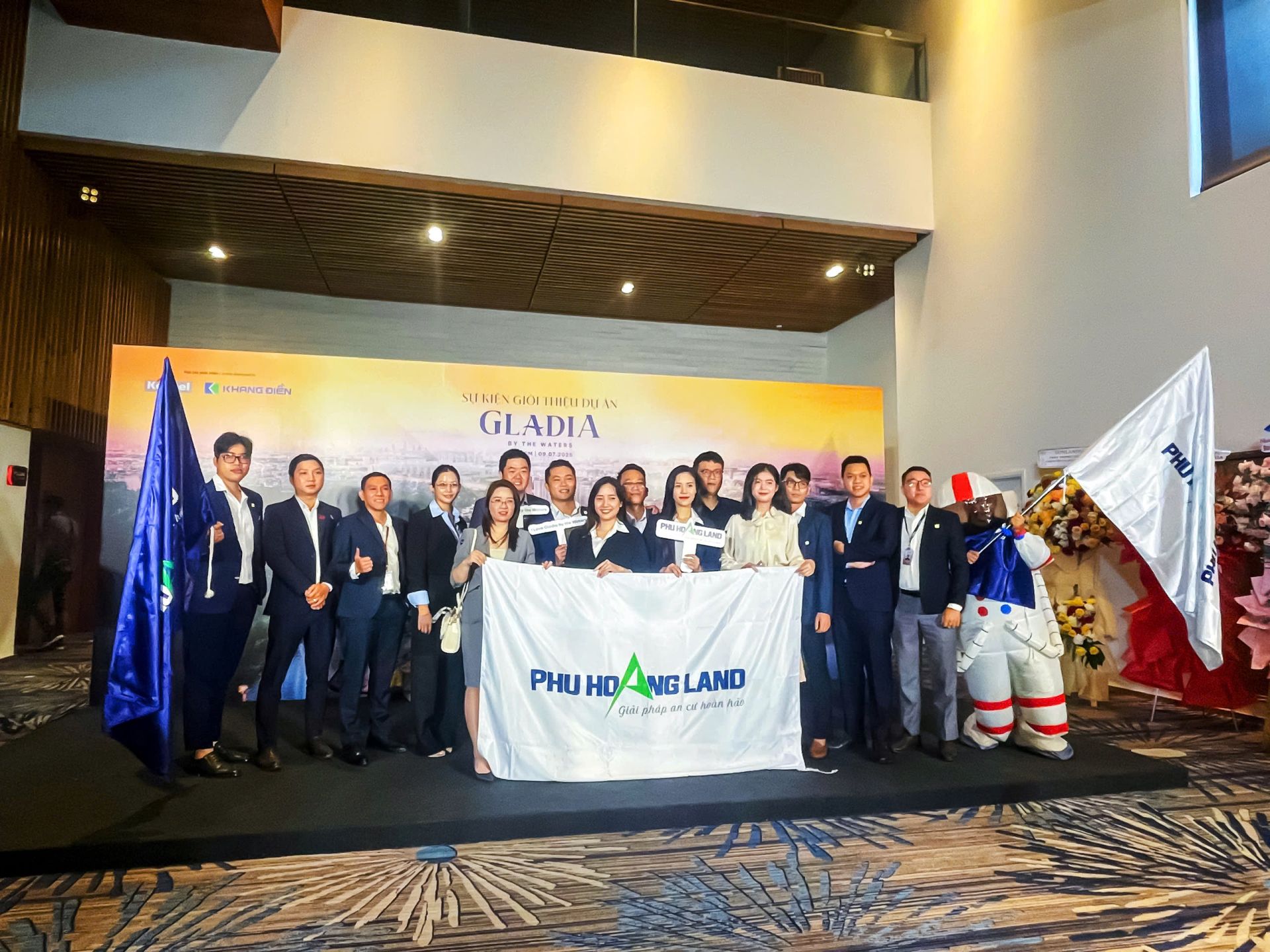 Hình tập thể Phú Hoàng Land tại sự kiện