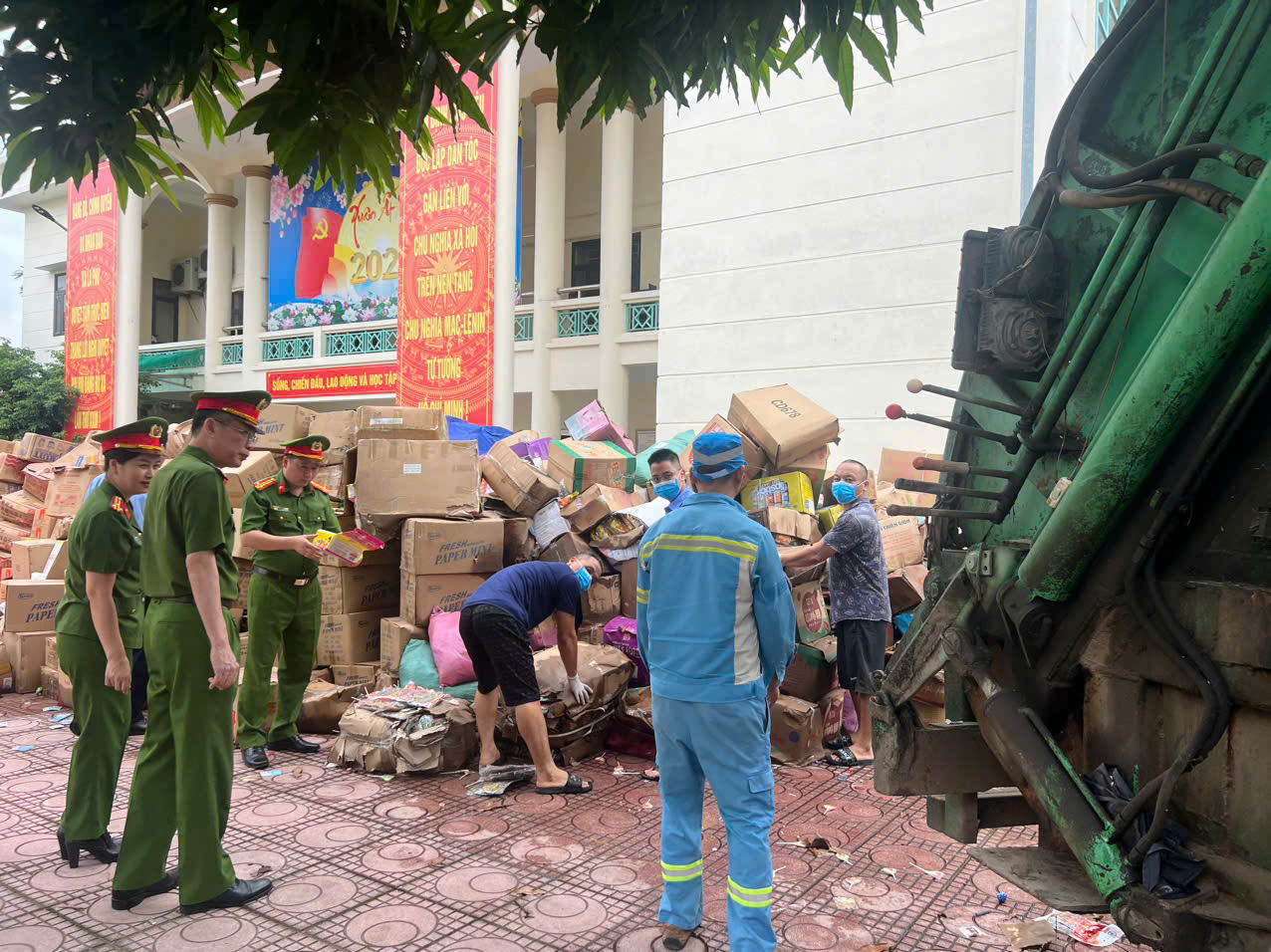 Lực lượng chức năng liên ngành tiêu huỷ hàng chục tấn thực phẩm bẩn ở La Phù. Lực lượng chức năng liên ngành tiêu huỷ hàng chục tấn thực phẩm bẩn ở La Phù.