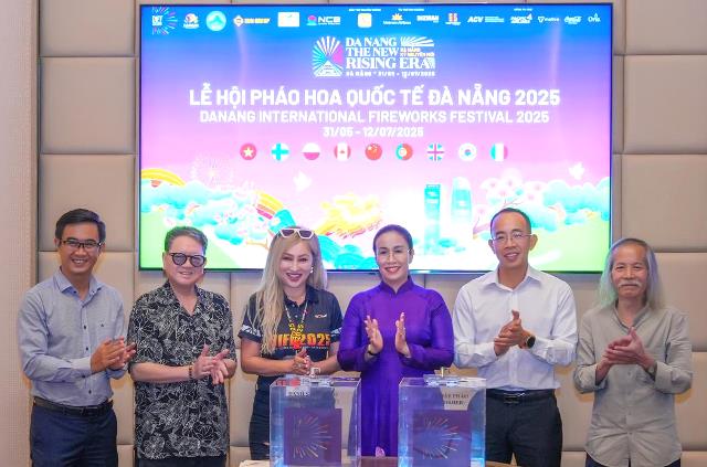 BTC họp bàn vào chiều 29/6 để lựa chọn 2 đội xuất sắc vào chung kết. BTC họp bàn vào chiều 29/6 để lựa chọn 2 đội xuất sắc vào chung kết.