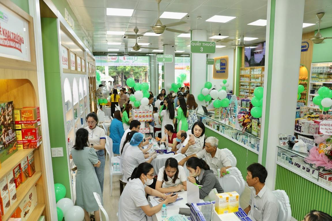 Hệ thống nhà thuốc Long Hiền thực hiện thăm khám và tư vấn sức khỏe miễn phí cho người dân tại Thanh Hóa