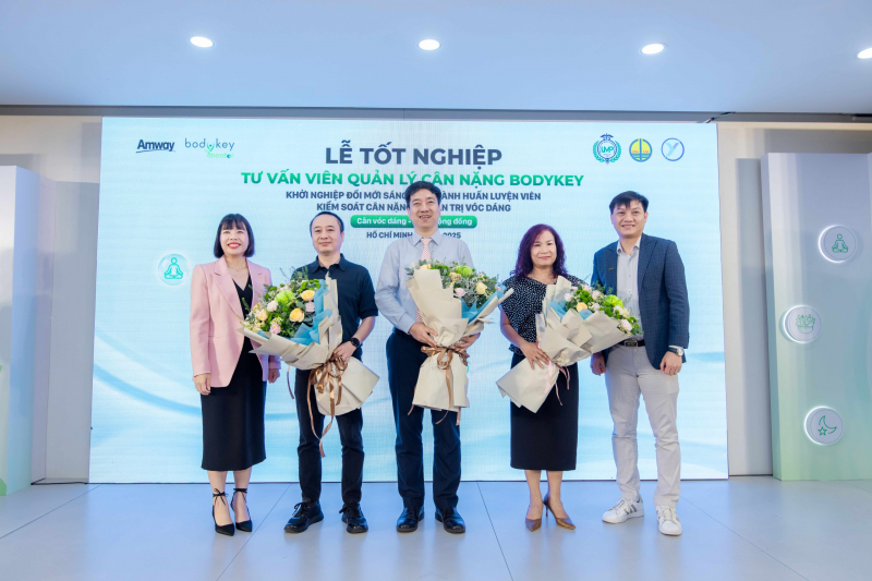 Đại diện Trung tâm Chuyển giao tri thức và Hỗ trợ khởi nghiệp, Đại học Quốc gia Hà Nội, đại điện đốc Trung tâm Hỗ trợ thanh niên khởi nghiệp Việt Nam, Đại diện Hội LHTN Việt Nam - Trung ương Đoàn TNCS Hồ Chí Minh, Đại diện Liên đoàn thể dục Tp Hồ Chí Minh và Đại diện Amway Việt Nam tại buổi lễ