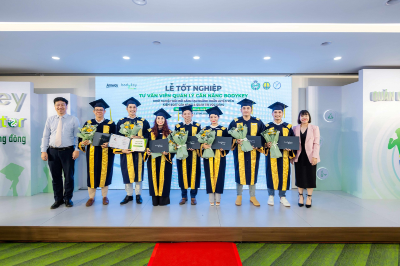 184 học viên là Nhà phân phối đã hoàn tất chương trình đào tạo Huấn luyện viên Quản lý Cân nặng theo định hướng chuyên sâu và bền vững