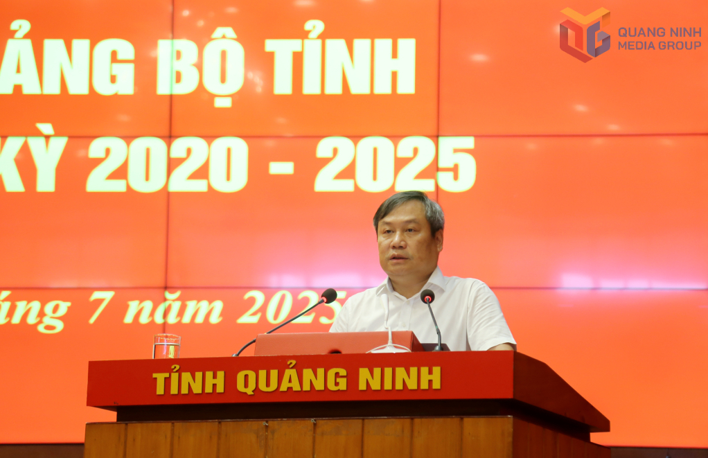 Ông Vũ Đại Thắng, Ủy viên Trung ương Đảng, Bí thư Tỉnh ủy, Trưởng Đoàn ĐBQH tỉnh Quảng Ninh, phát biểu chỉ đạo tại hội nghị.
