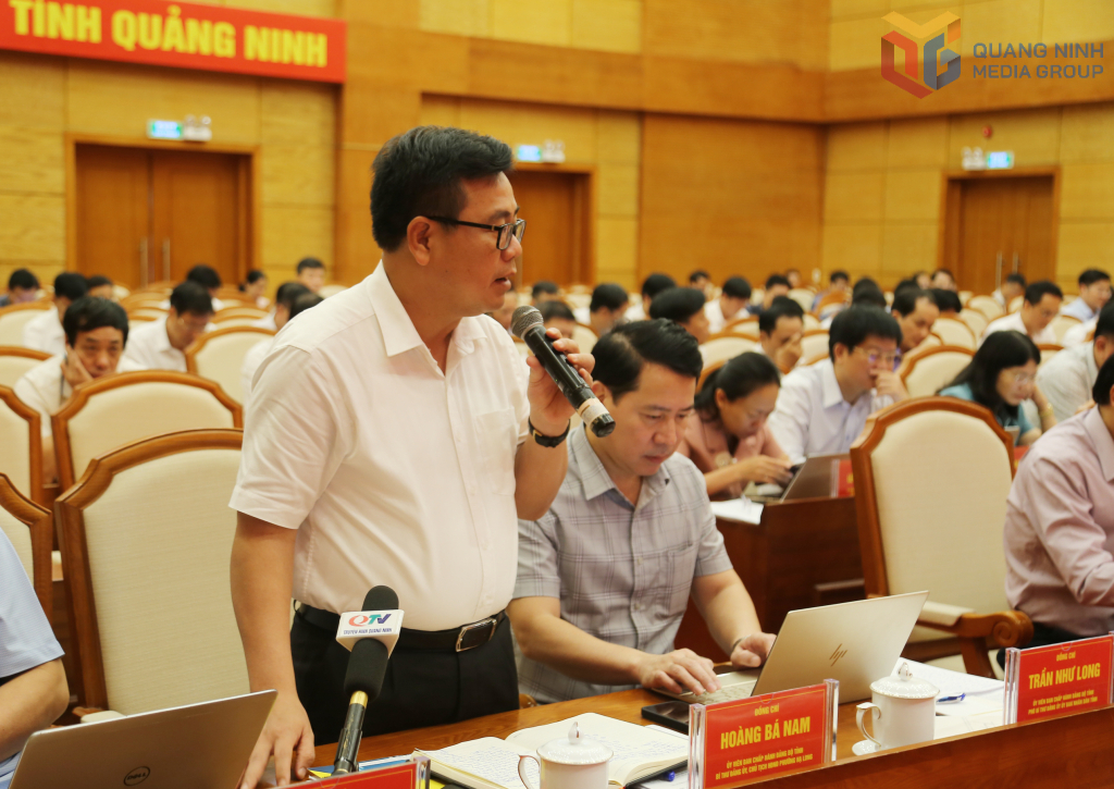 Ông Hoàng Bá Nam, Bí thư Đảng ủy phường Hạ Long, phát biểu tại hội nghị.