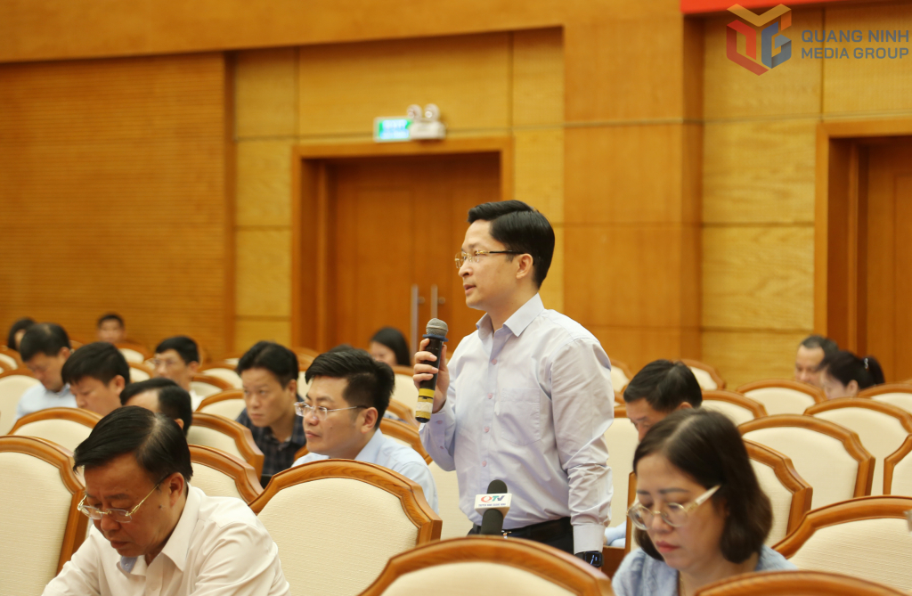 Ông Phạm Lê Hưng, Bí thư Đảng ủy phường Cẩm Phả, phát biểu tại hội nghị.