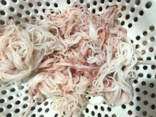 Cơ quan chức năng TP.Đà Nẵng đã tạm dừng cơ sở sản xuất bún đổi màu từ trắng sang đỏ, để chờ kết luận chính thức. Ảnh: Người dân cung cấp