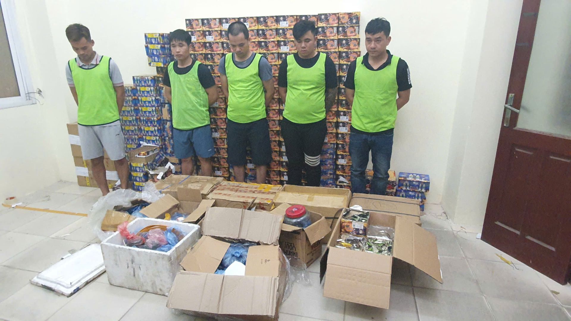Công an thành phố Hà Nội thu giữ hơn 750 kg pháo nổ và 44,1 kg nguyên liệu sản xuất pháo hoa