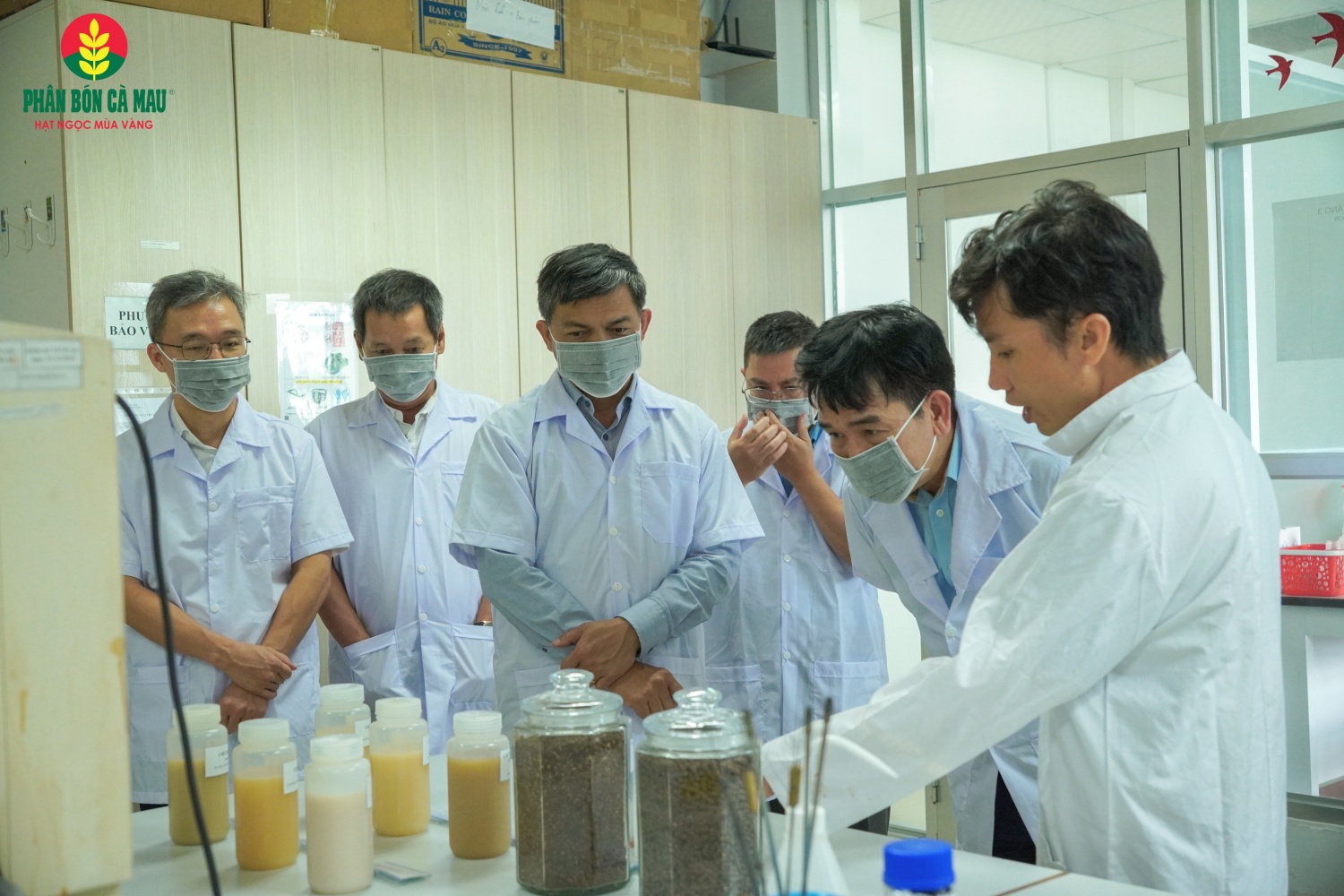 Phó Tổng Giám đốc Petrovietnam Lê Xuân Huyên trực tiếp tham quan hệ thống phòng thí nghiệm tại Trung tâm Nghiên cứu Phát triển của PVCFC