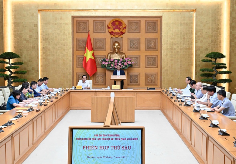 Thủ tướng yêu cầu dứt khoát hoàn thành mục tiêu xóa nhà tạm, nhà dột nát trên toàn quốc trước ngày 31/8, đúng dịp chào mừng 80 năm Quốc khánh 2/9 - Ảnh: VGP/Nhật Bắc