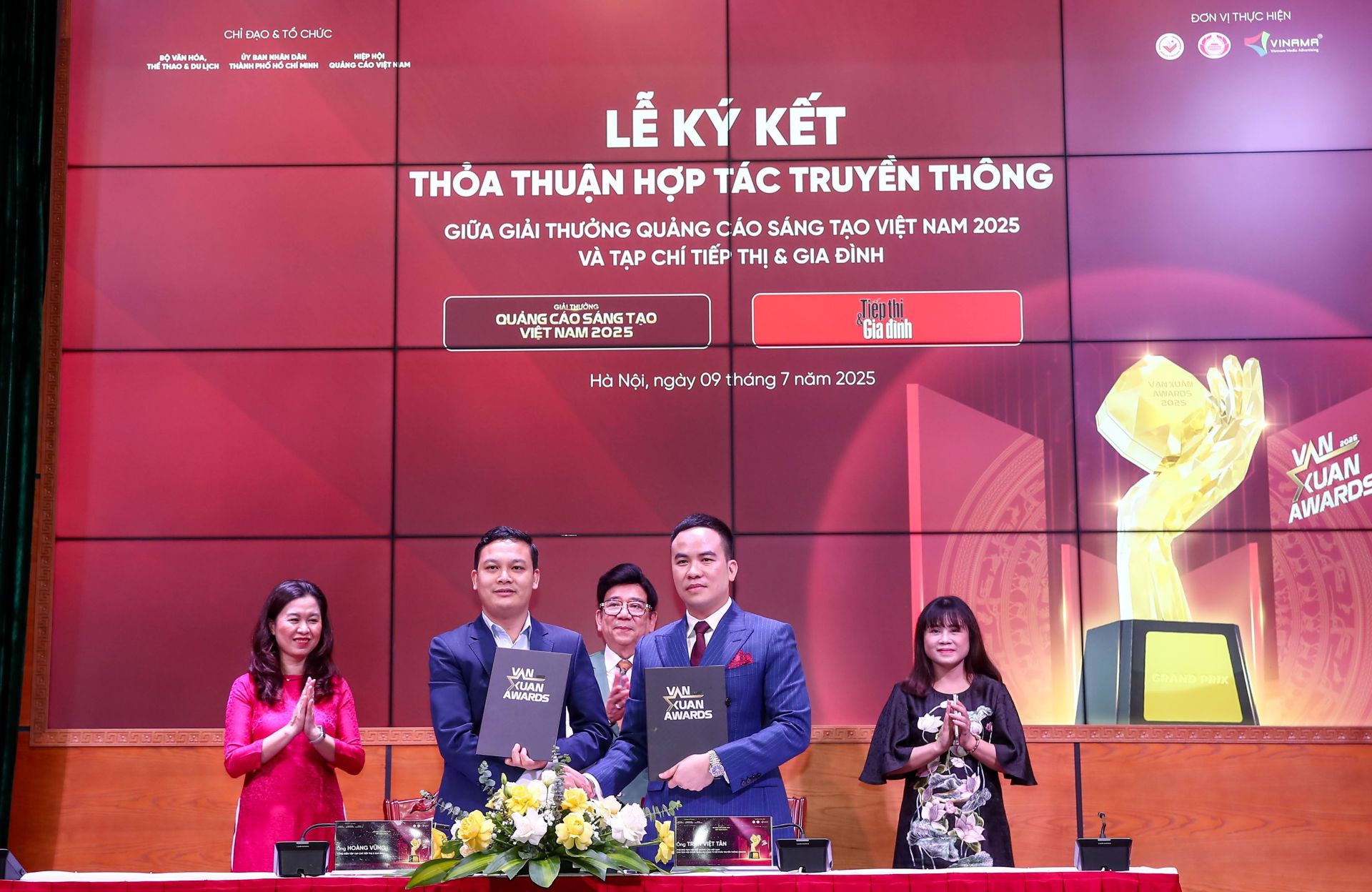 Ban Tổ chức Giải thưởng Quảng cáo sáng tạo Việt Nam - Vạn Xuân Awards 2025 cũng ký biên bản ghi nhớ hợp tác truyền thông với các cơ quan thông tấn, báo chí và truyền thông
