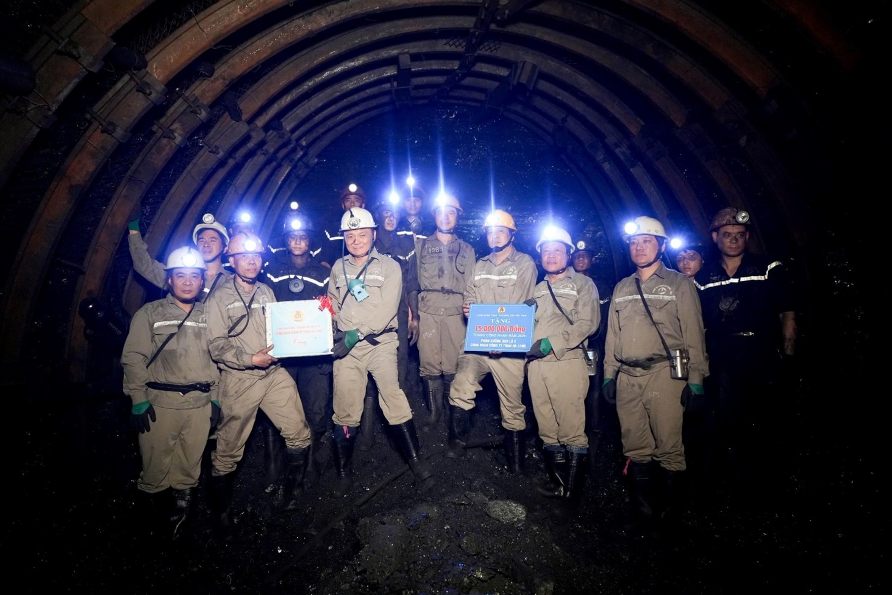 Đ/c Nguyễn Trung Hiếu, Phó Chủ tịch Công đoàn TKV tặng quà, động viên CNCB Phân xưởng Đào lò 2 tại lò DVTG IV.9.14 mức -350 vỉa 9