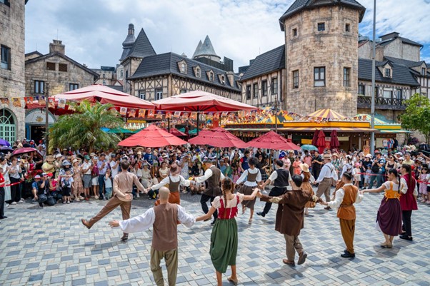 Show diễn tưng bừng trên Bà Nà dịp hè hút khách đến Đà Nẵng. Ảnh: Sun Group