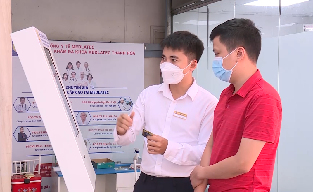 người đến khám bệnh tại Phòng khám Medlatec đều được thiết lập hồ sơ bệnh án điện tử. Bệnh nhân chỉ cần cung cấp thông tin và xác nhận bệnh án tự động. Toàn bộ thông tin kết quả khám, điều trị được cập nhật và lưu trữ, bệnh nhân có thể xem và tương tác tư vấn từ xa với bác sĩ ngay trên điện thoại thông minh qua phần mềm APP MEDON.