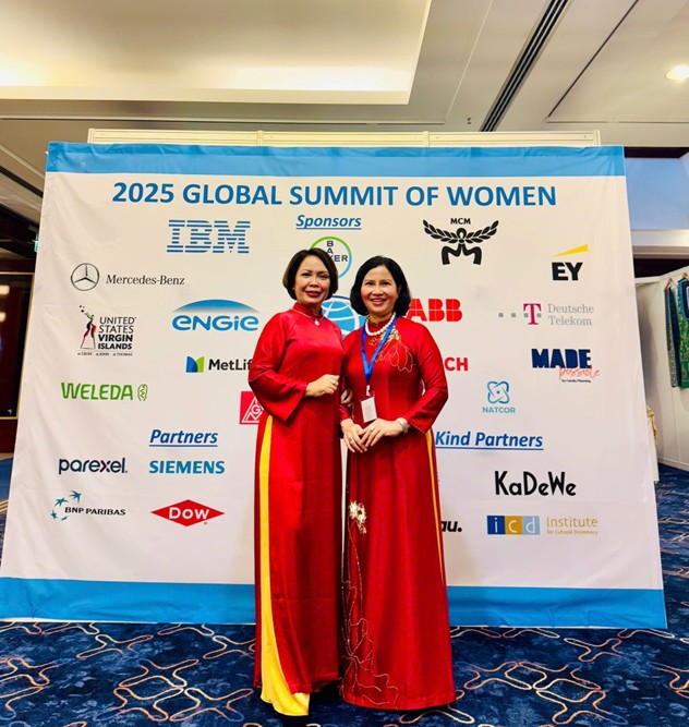 Dược sĩ Lê Thị Bình – Tổng giám đốc Dược phẩm Tâm Bình (bên phải) lần thứ 11 tham gia Hội nghị Thượng đỉnh Phụ nữ toàn cầu