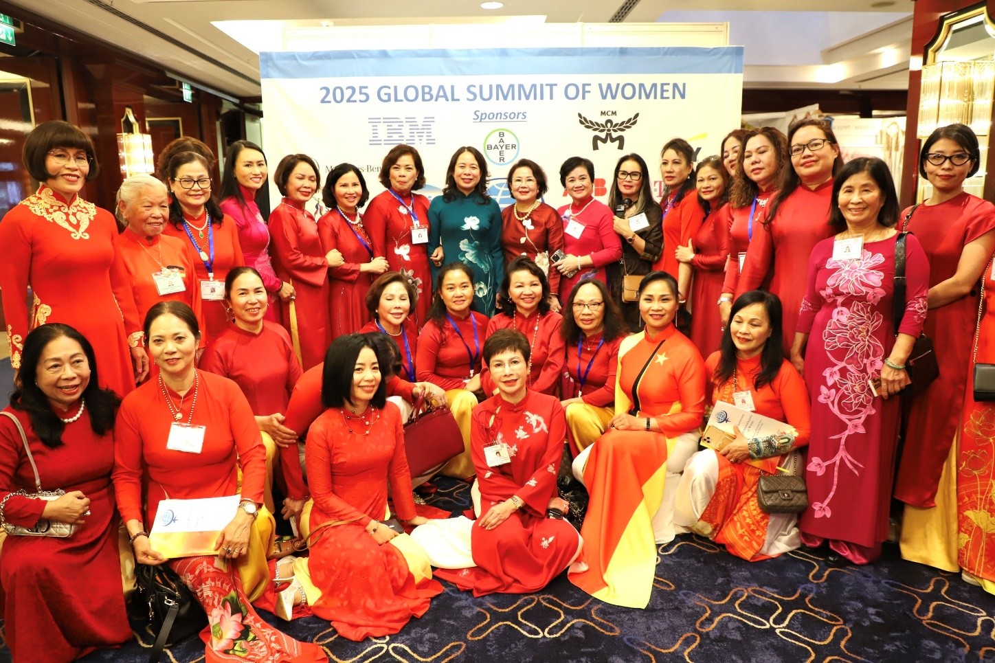 Phó Chủ tịch nước Võ Thị Ánh Xuân (áo dài xanh, đứng giữa) và đoàn đại biểu Việt Nam