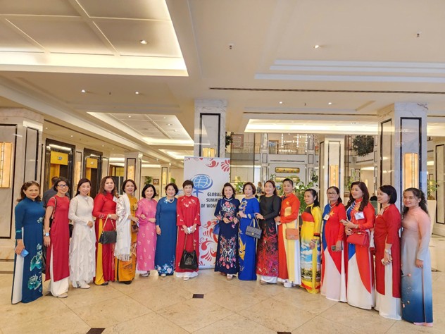 Tổng giám đốc Dược phẩm Tâm Bình (áo dài hồng, thứ 6 từ trái sang) và các đại biểu đoàn Việt Nam tham dự hội nghị