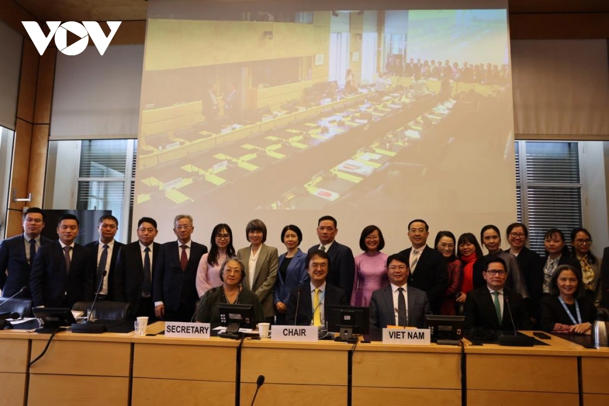 Các đại biểu chụp ảnh lưu niệm